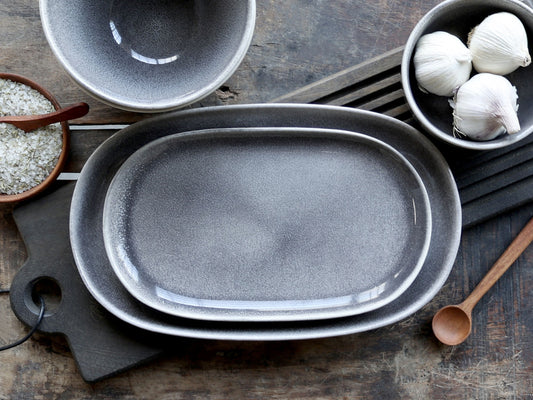 Plat 'charbon' en grès