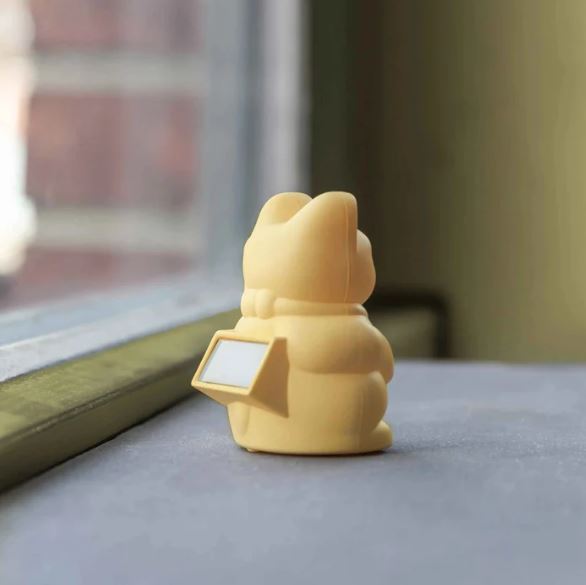 Mini lucky cat solaire jaune 'prospérité'