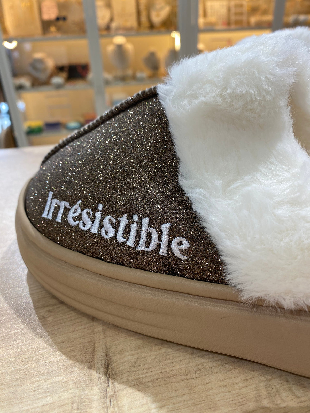 Chaussons à paillettes à message : IRRESISTIBLE