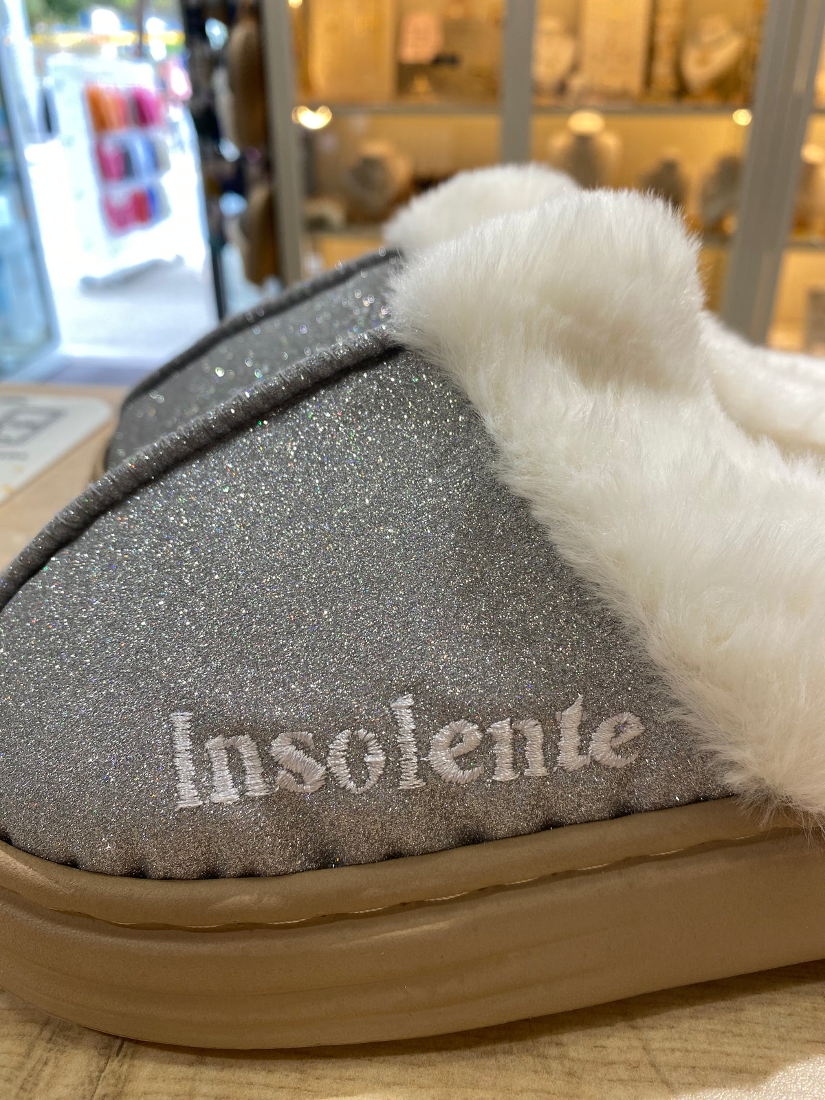 Chaussons à paillettes à message : INSOLENTE