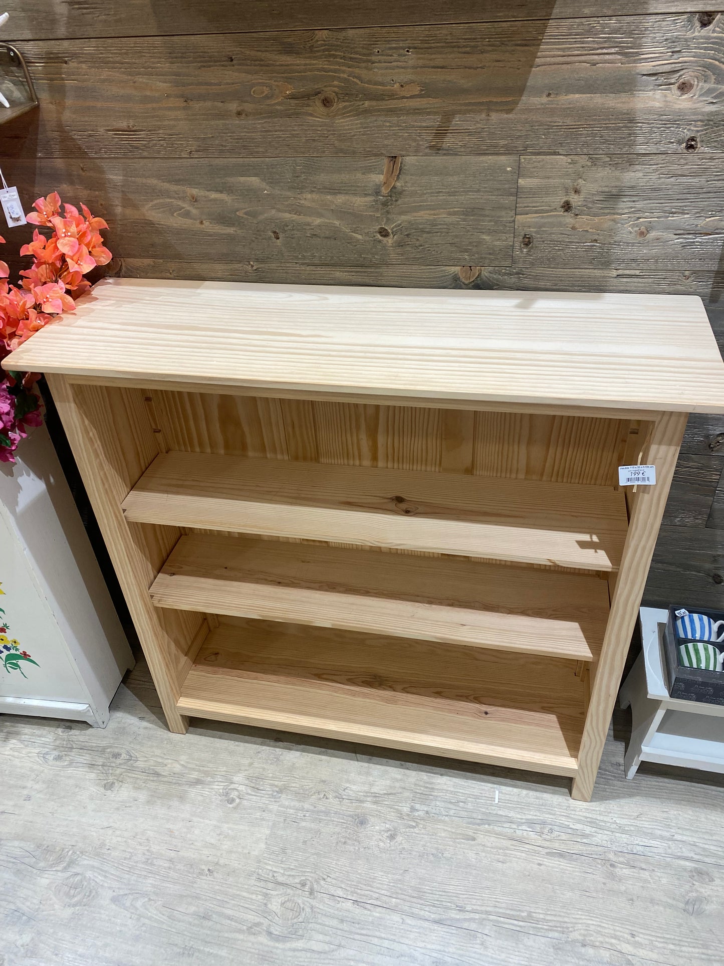 Bibliothèque basse / grand bibus en bois brut