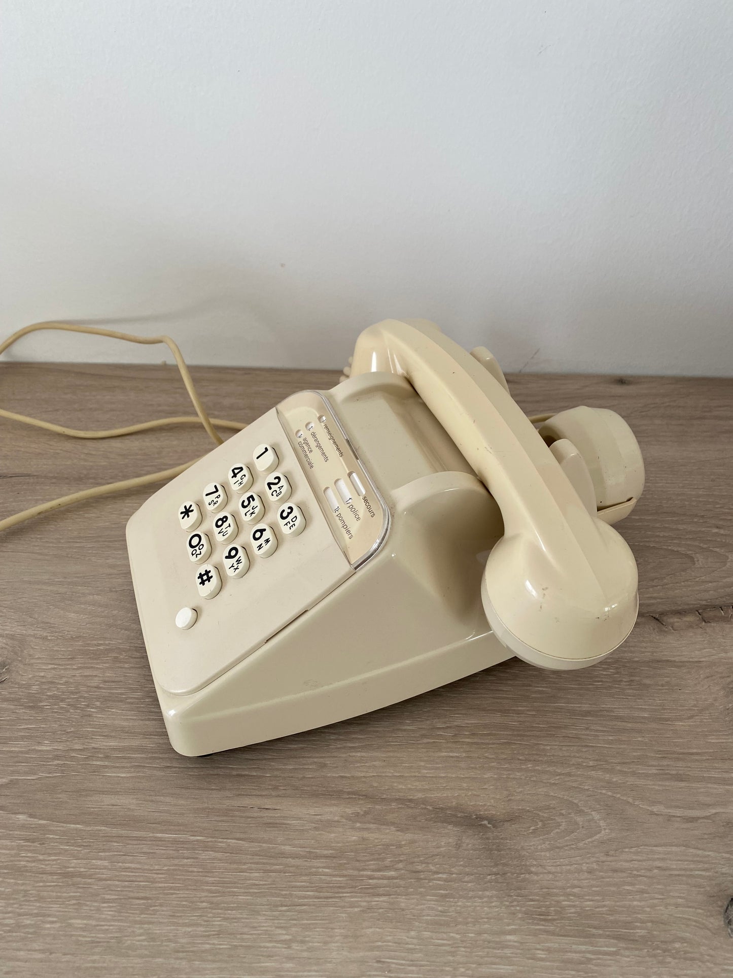 téléphone à touches années 1980 beige