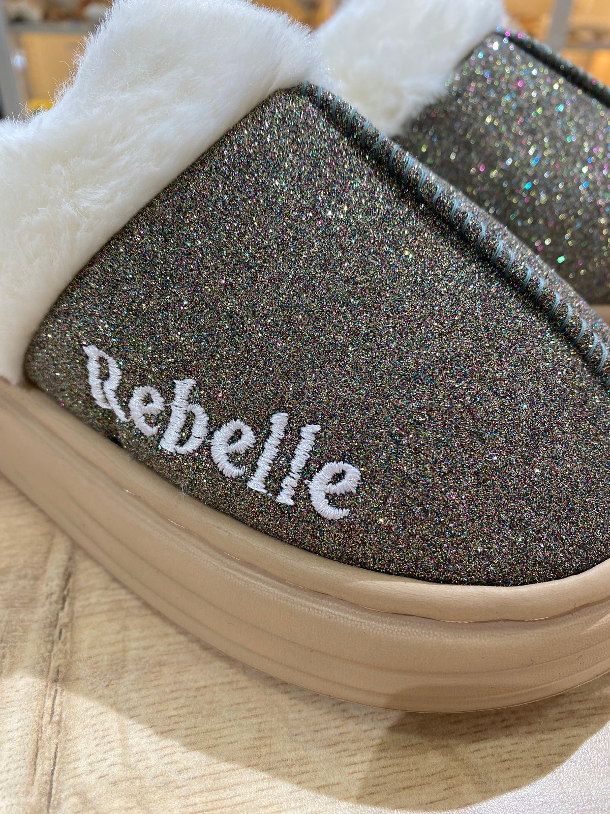 Chaussons à paillettes à message : REBELLE