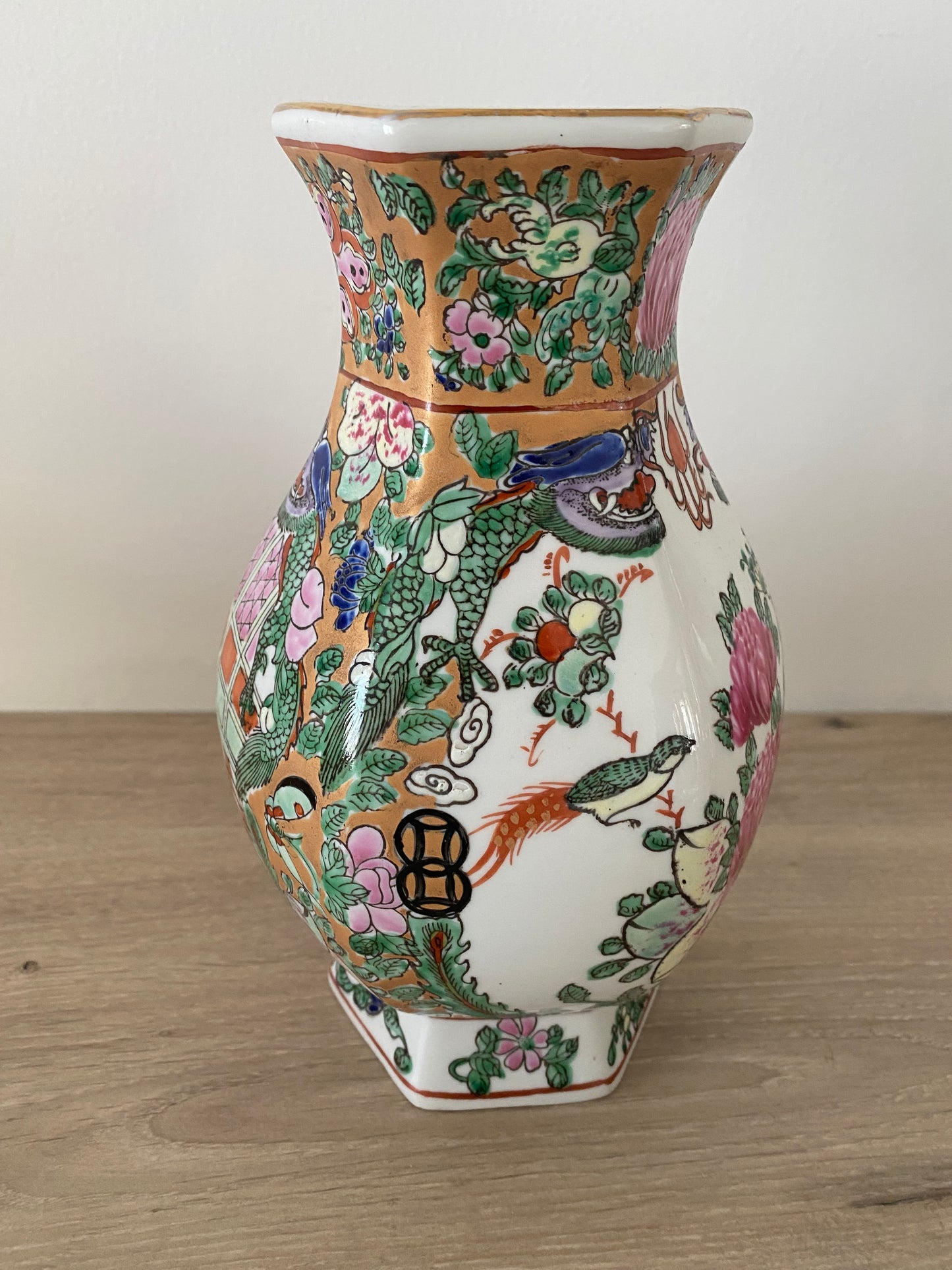 Vase chinois en porcelaine décor Canton “famille rose”