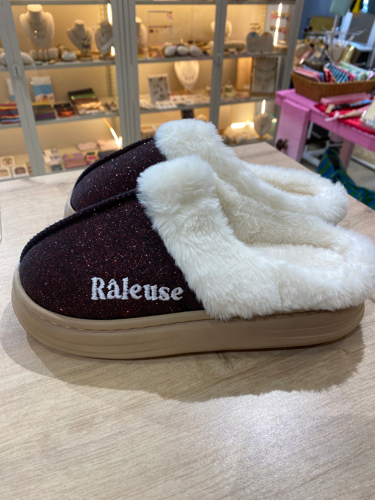 Chaussons à paillettes à message : RALEUSE
