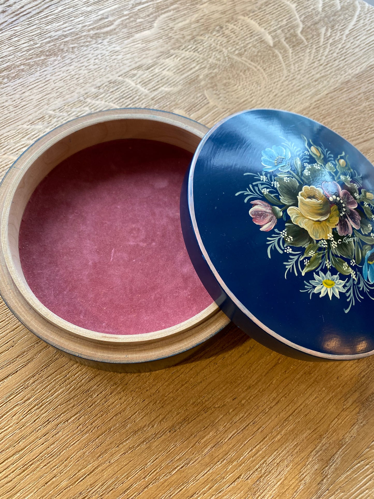 Boîte ancienne en bois peint C.Guerin