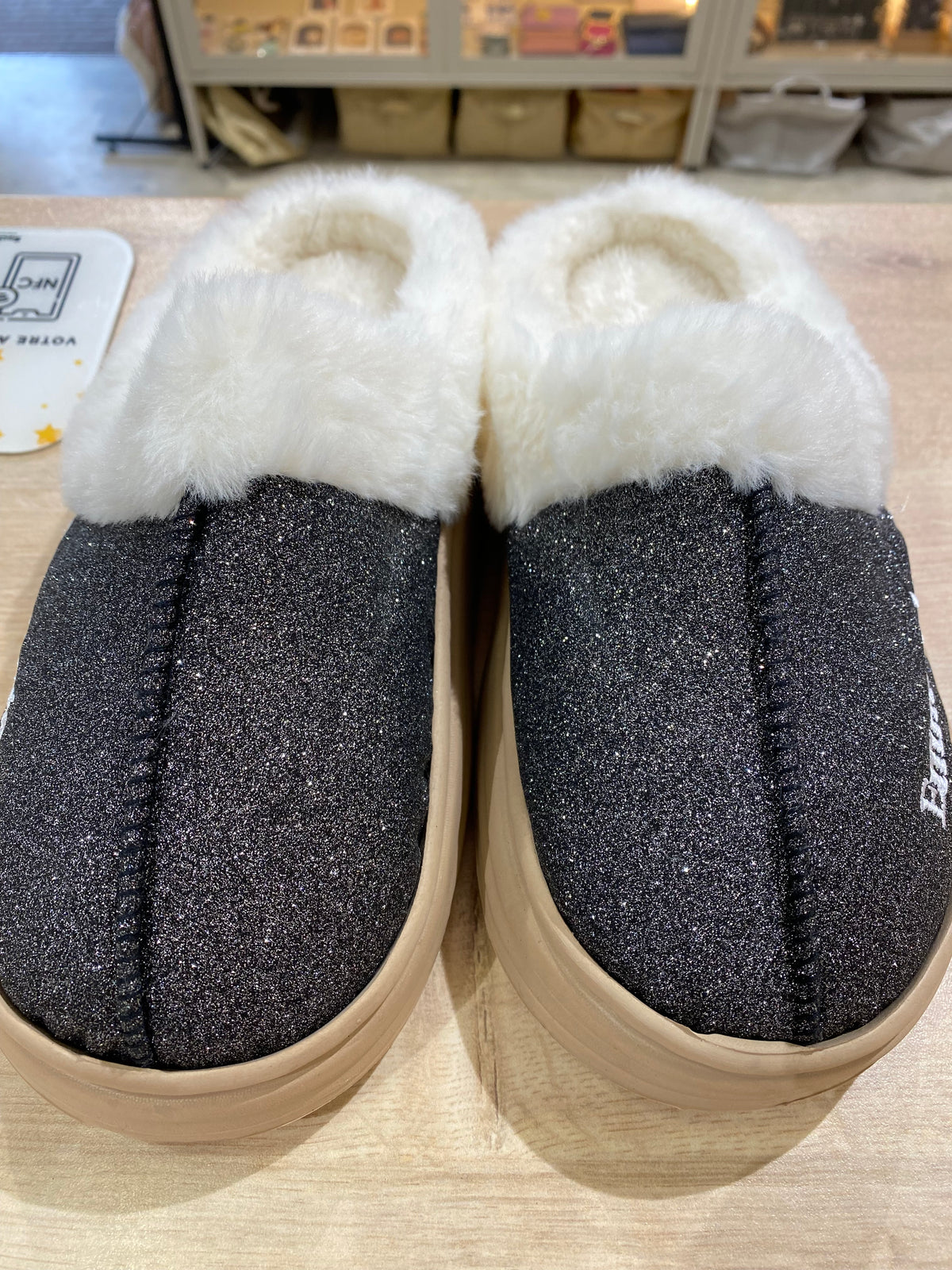 Chaussons à paillettes à message : EMMERDEUSE