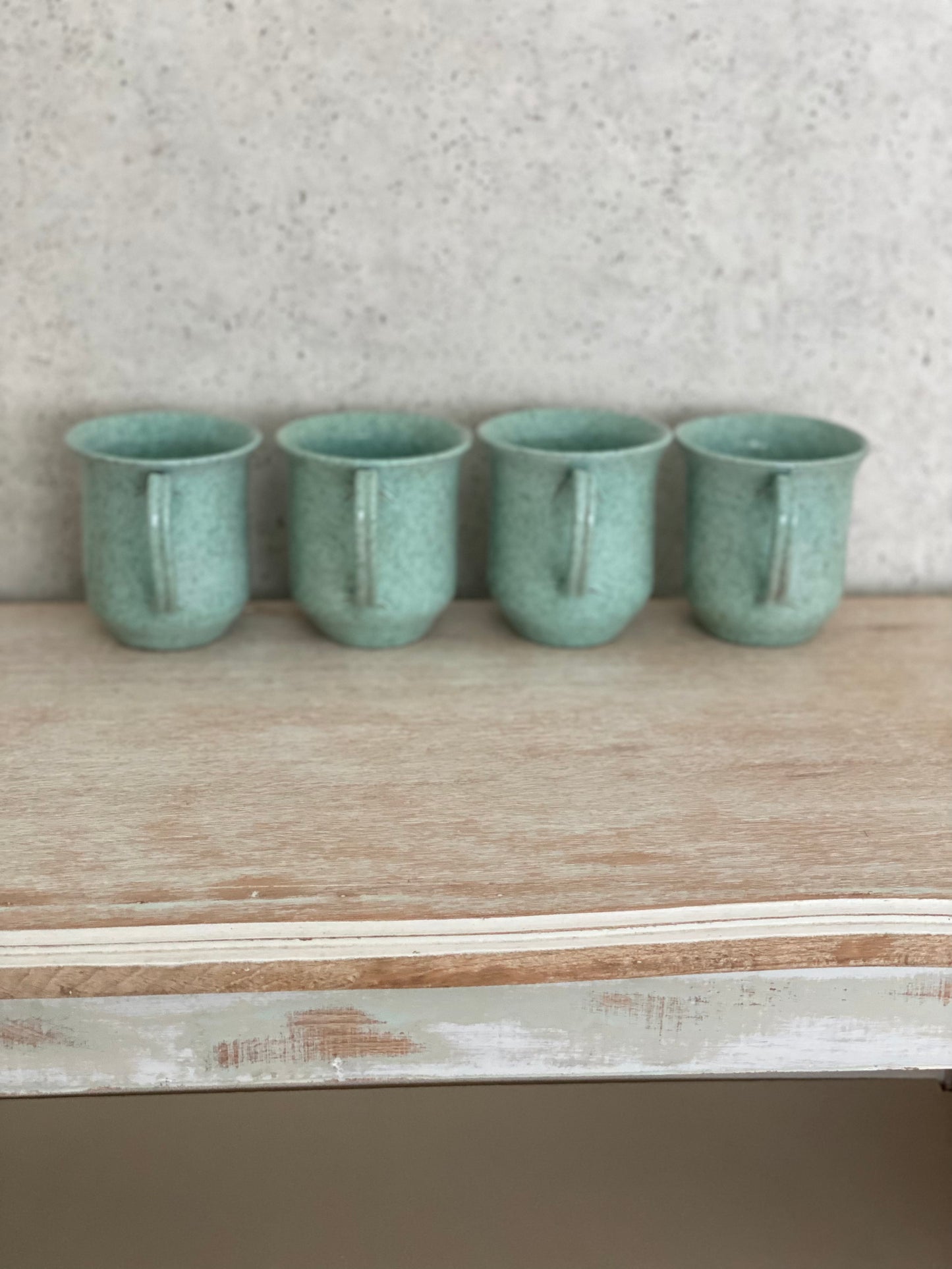 4 mugs anciens céramique signée