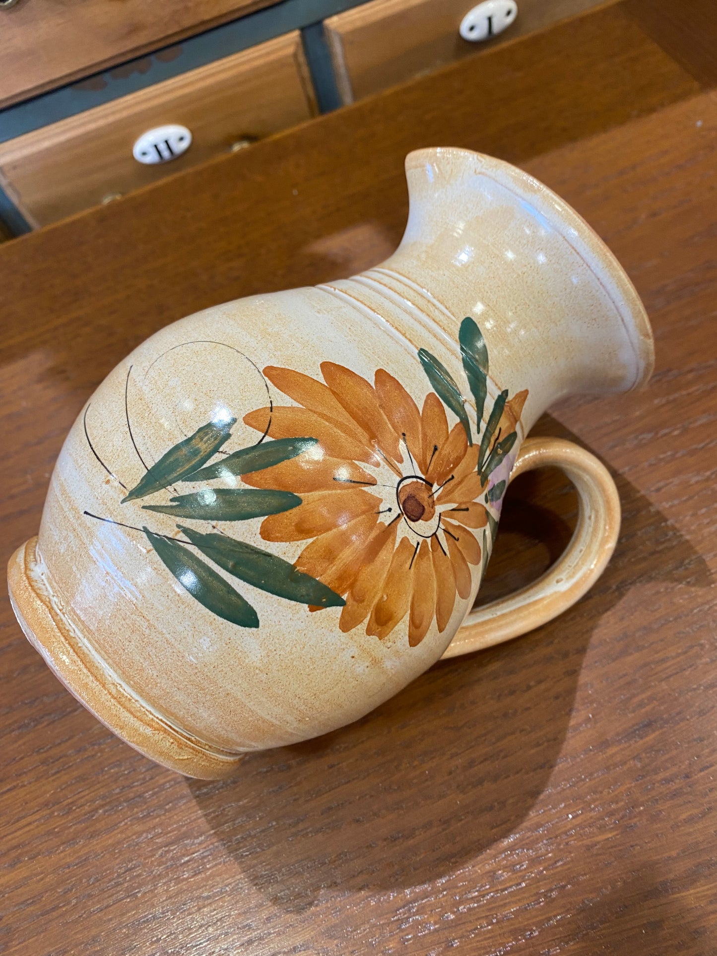 Pichet carafe en terre cuite décor fleurs
