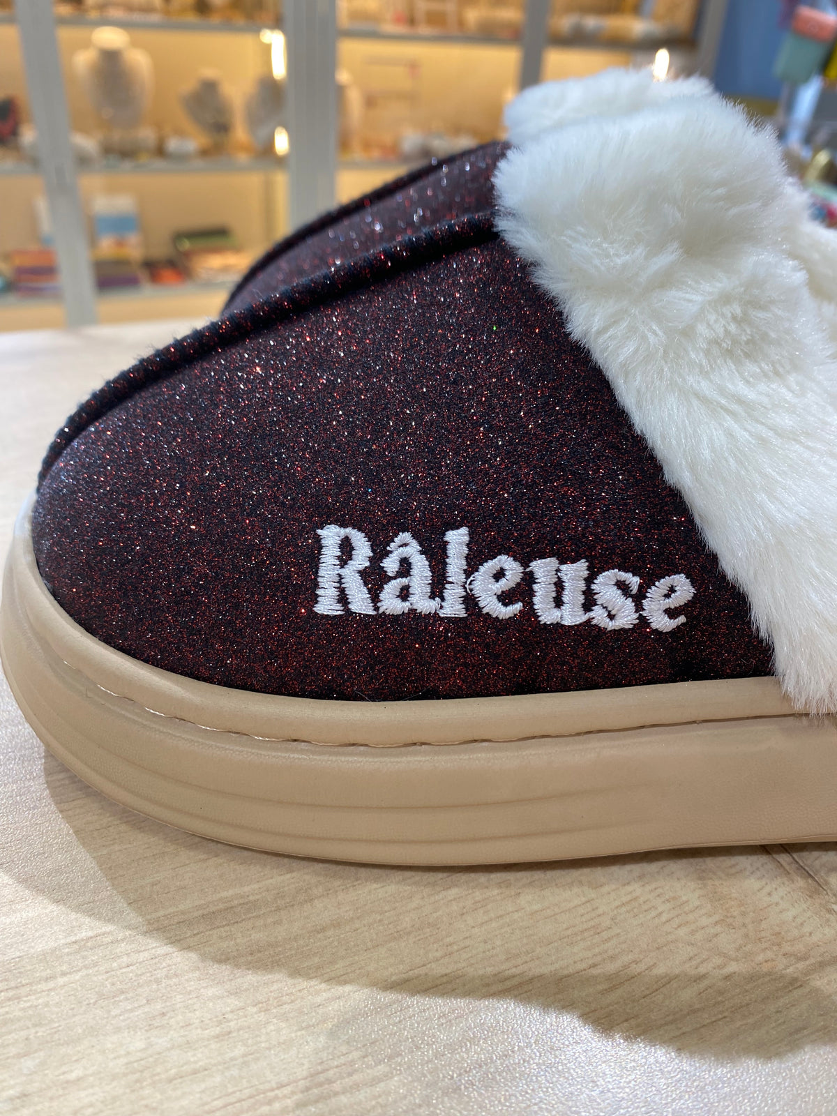 Chaussons à paillettes à message : RALEUSE