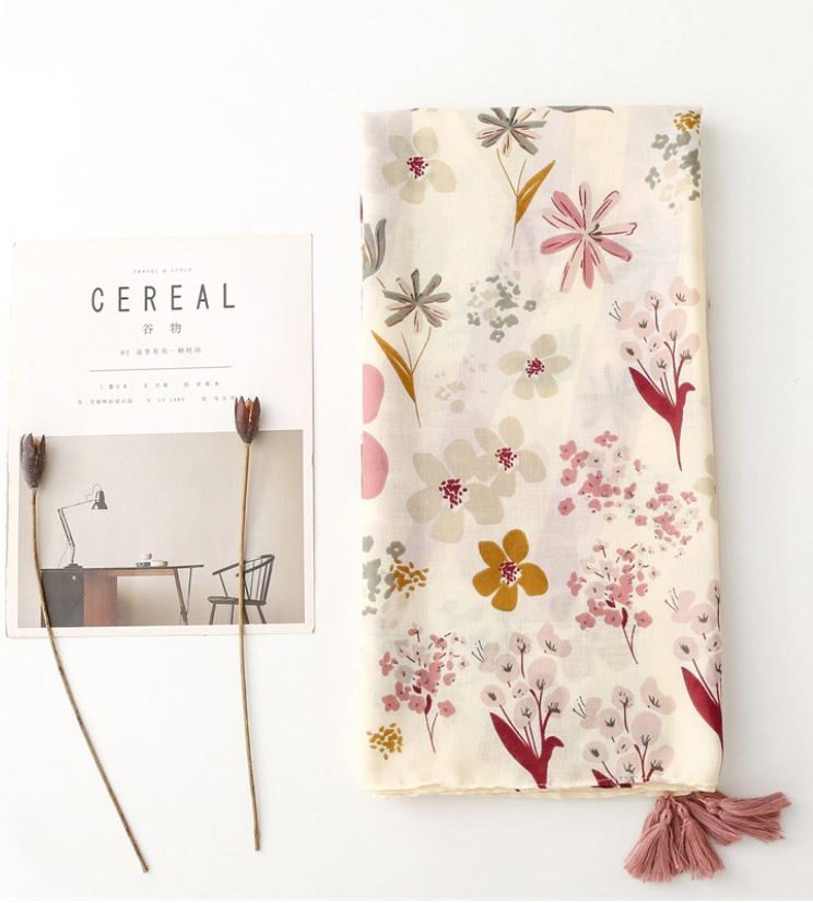 Grand foulard imprimé fleurs avec pompons