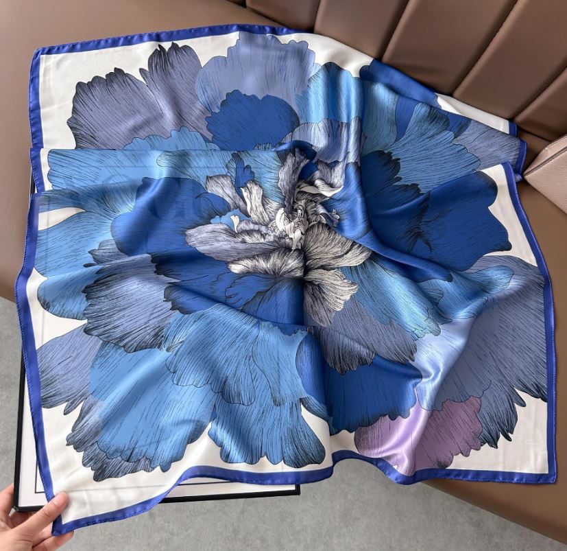 Foulard petit carré imprimé fleurs, 70 X 70 cm