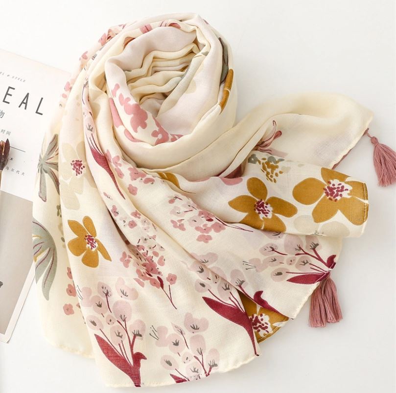 Grand foulard imprimé fleurs avec pompons