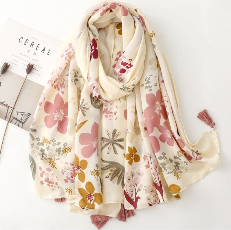 Grand foulard imprimé fleurs avec pompons