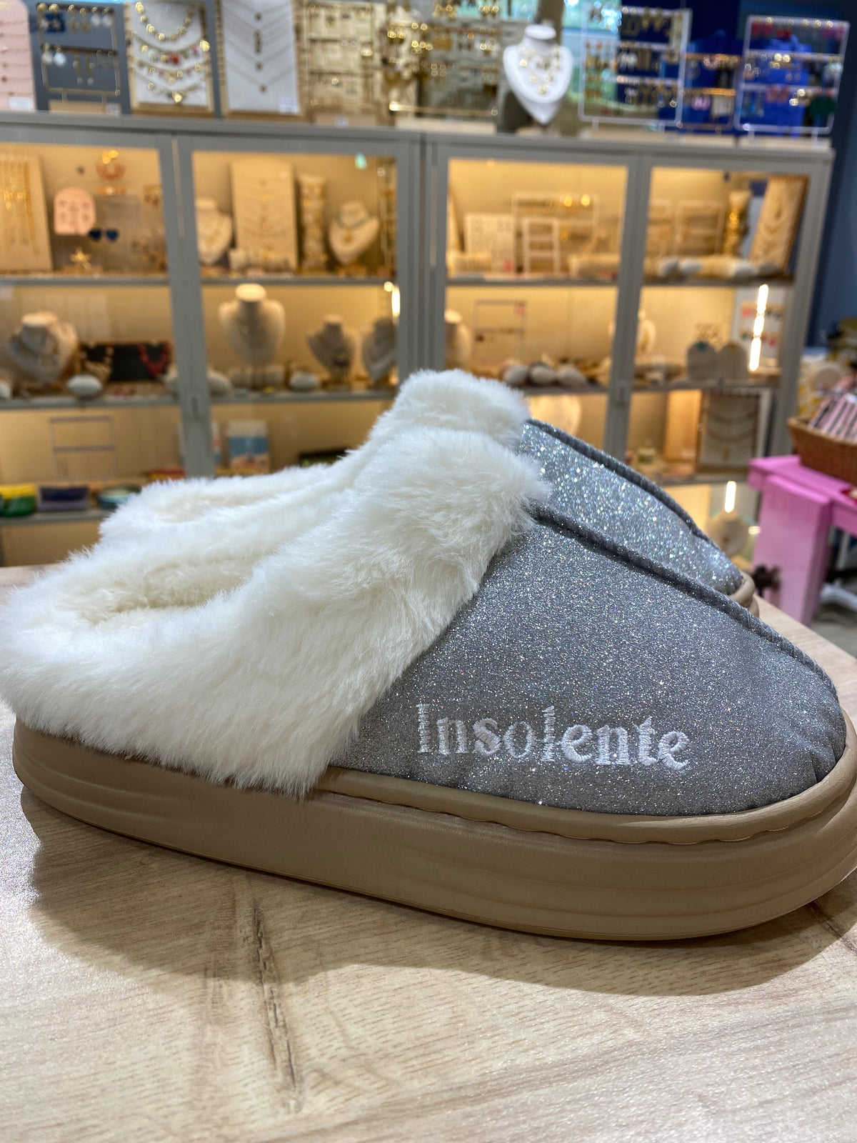 Chaussons à paillettes à message : INSOLENTE