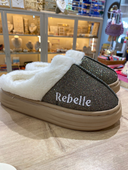 Chaussons à paillettes à message : REBELLE