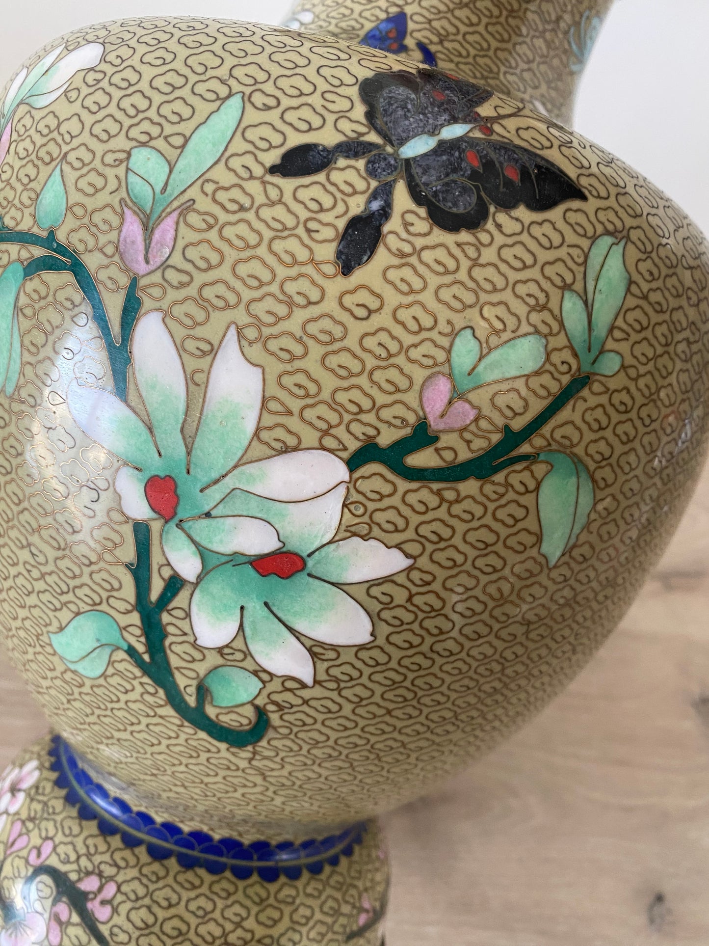 Vase chinois cloisonné décor fleurs et papillons