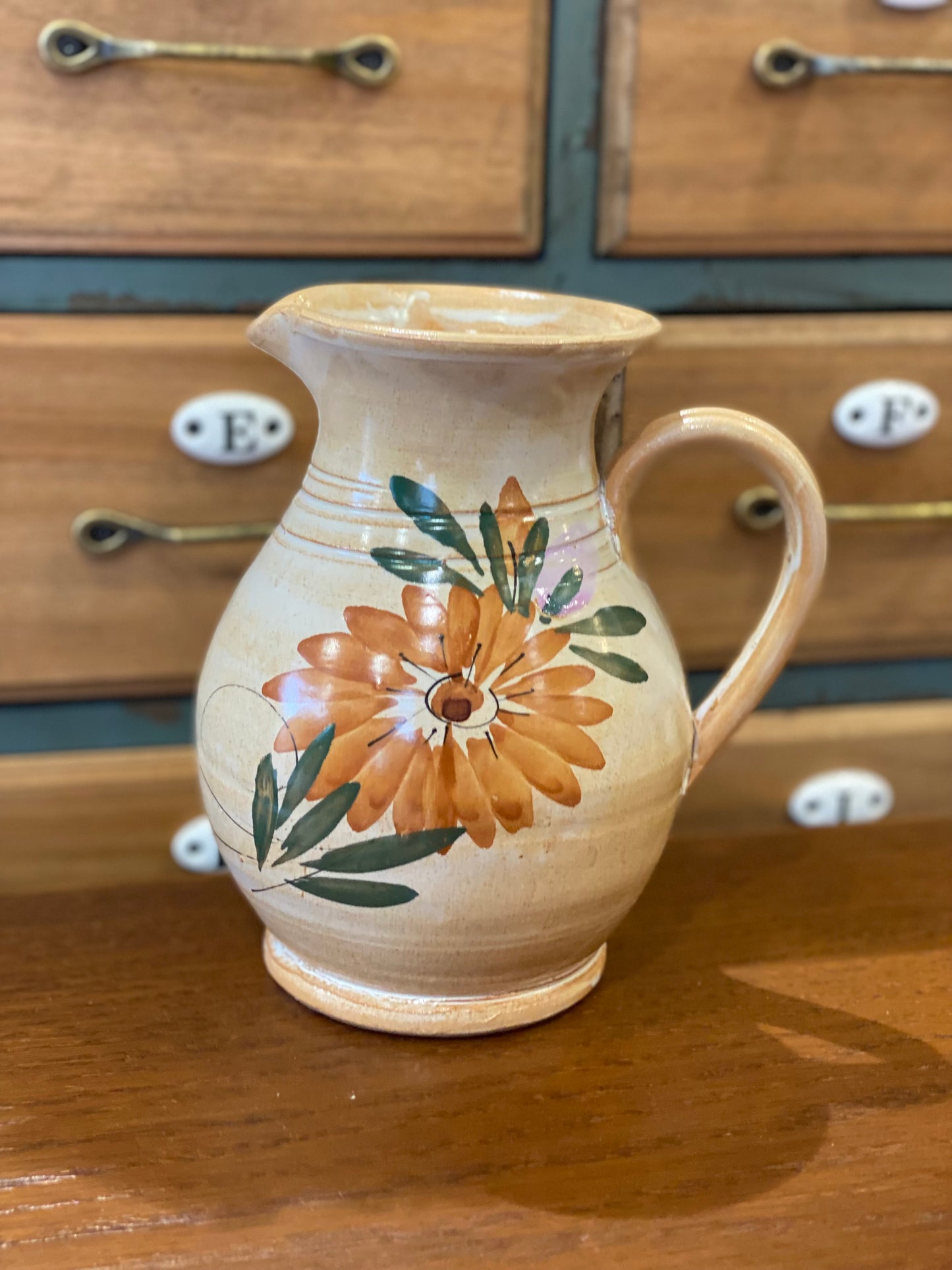 Pichet carafe en terre cuite décor fleurs