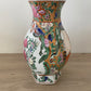 Vase chinois en porcelaine décor Canton “famille rose”