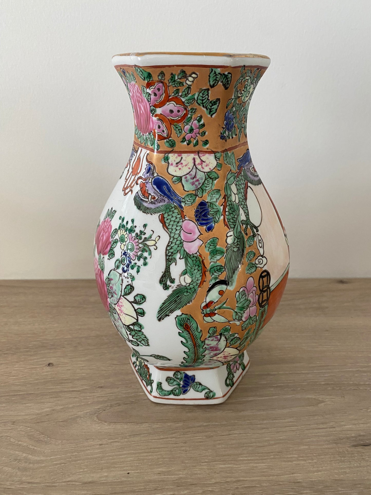 Vase chinois en porcelaine décor Canton “famille rose”