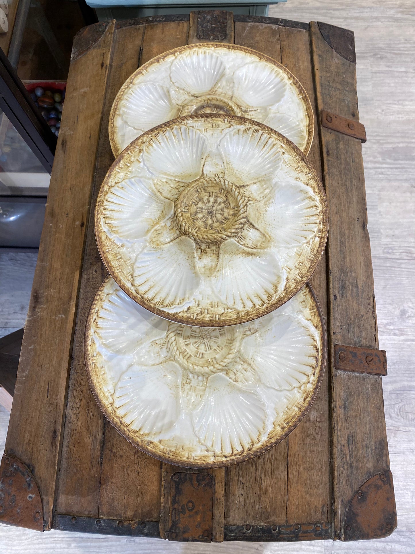 Lot de 3 assiettes à coquillage Barbotine