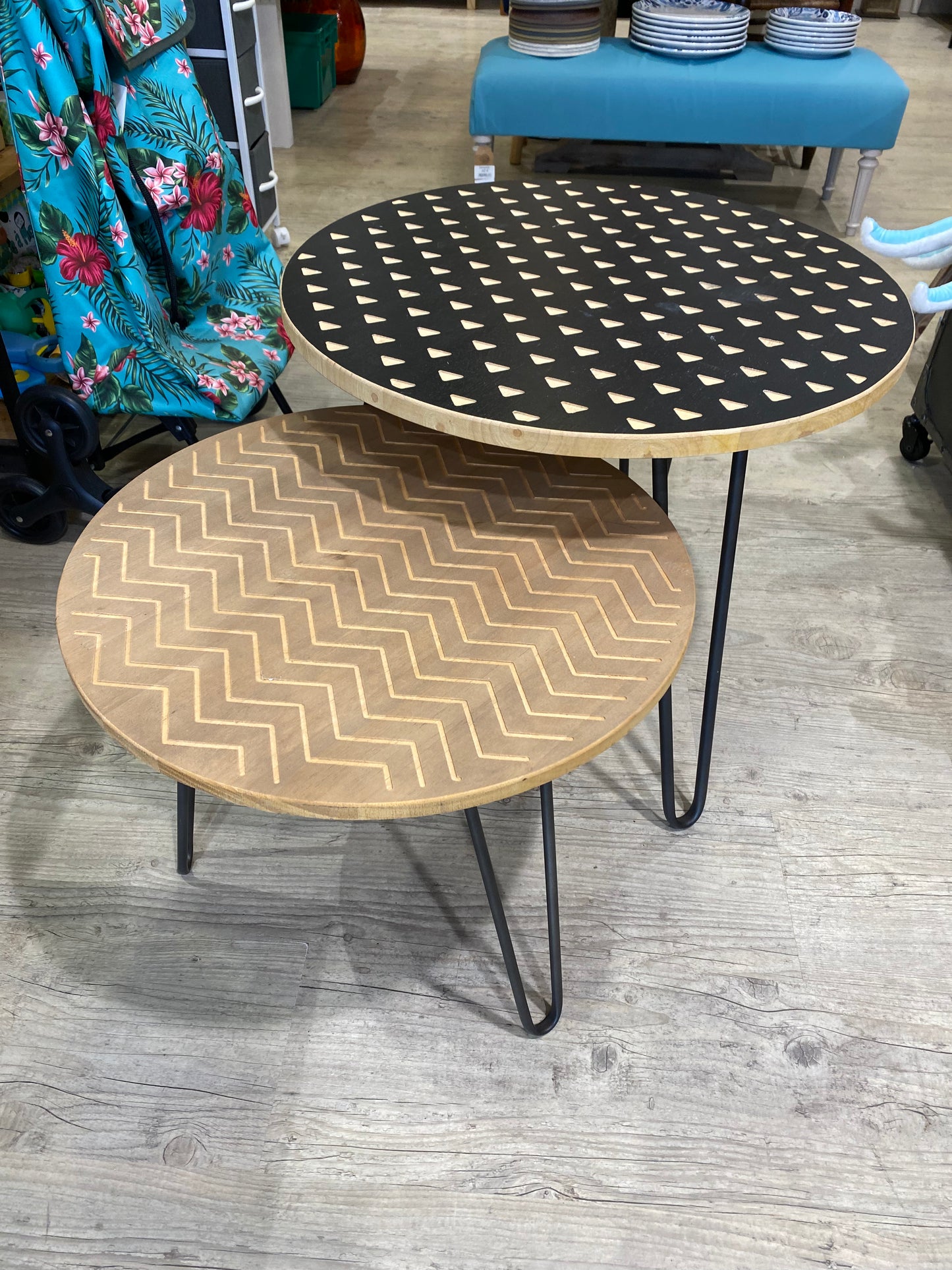 Set de 2 tables gigognes avec motifs en bois et métal
