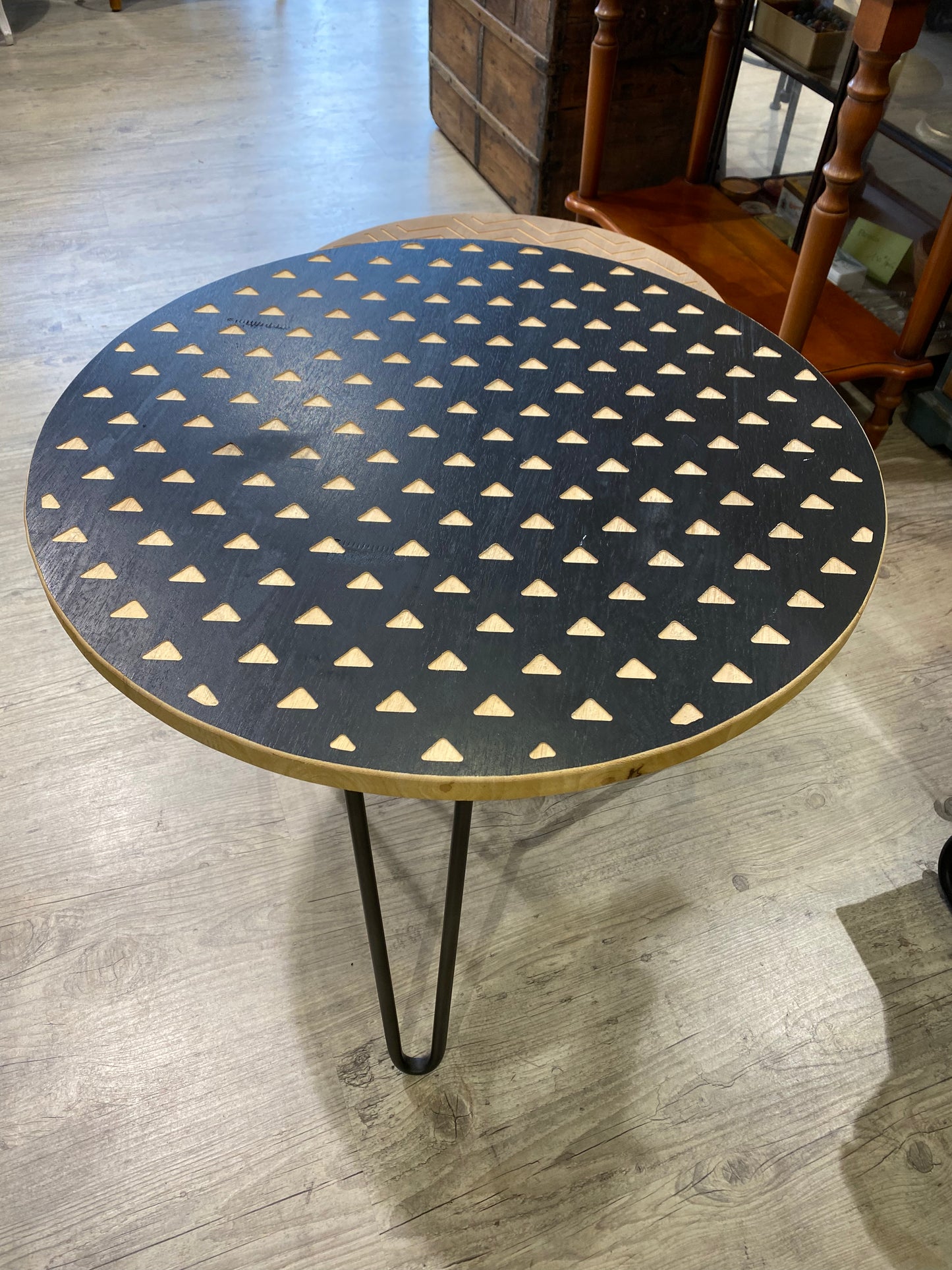 Set de 2 tables gigognes avec motifs en bois et métal