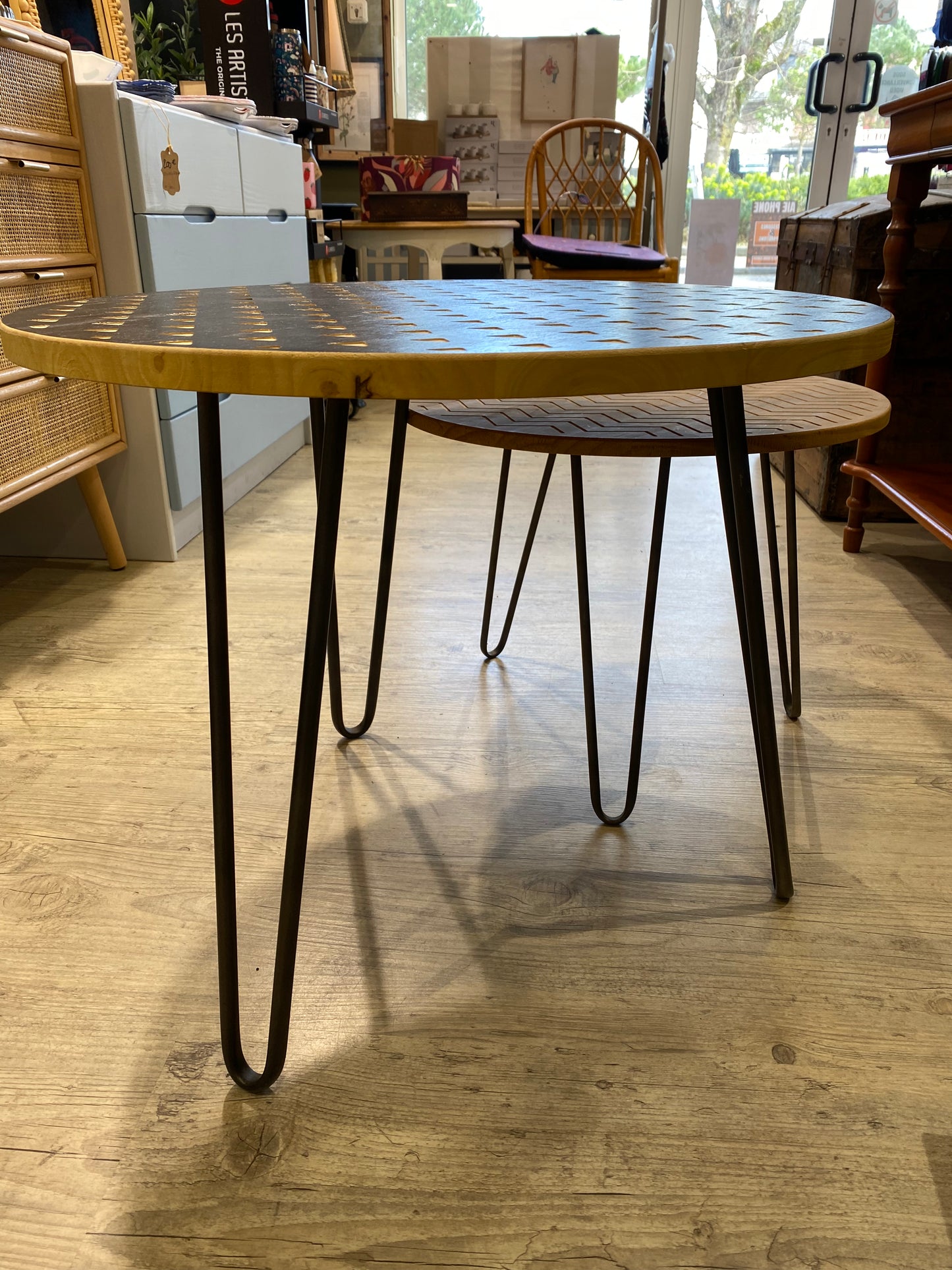 Set de 2 tables gigognes avec motifs en bois et métal