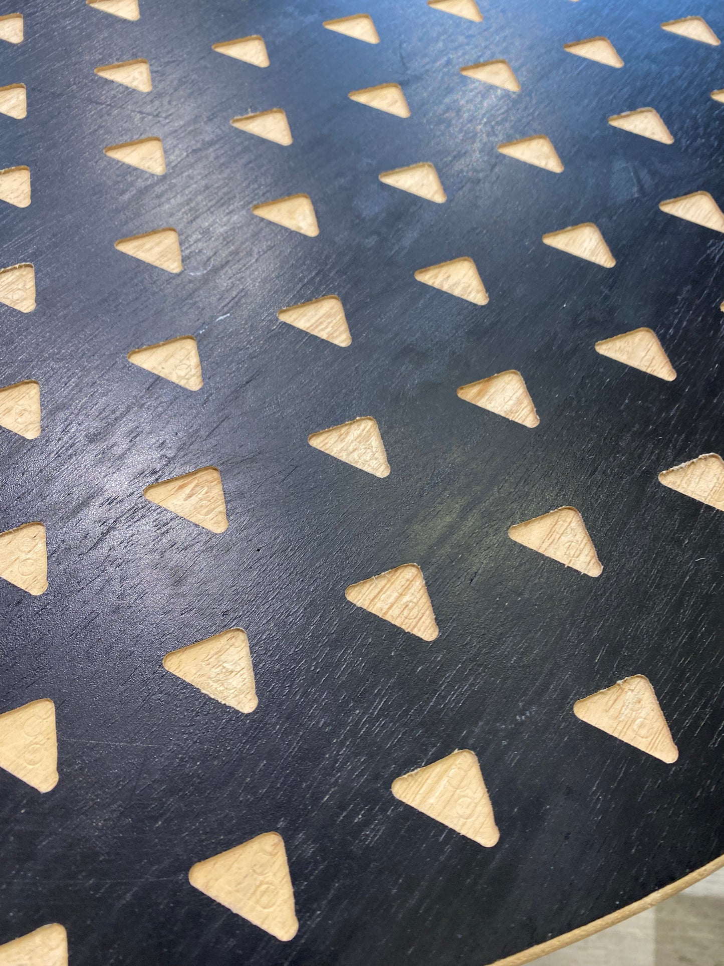 Set de 2 tables gigognes avec motifs en bois et métal