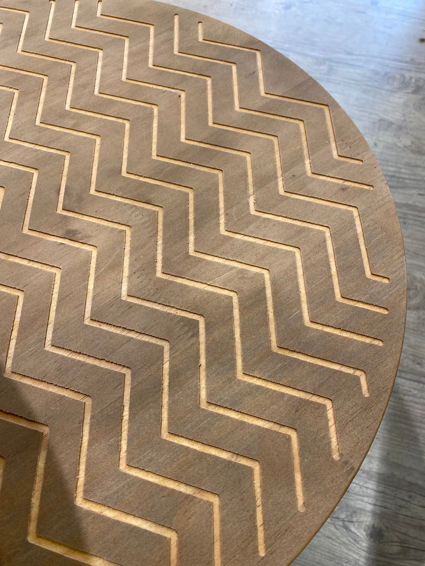 Set de 2 tables gigognes avec motifs en bois et métal