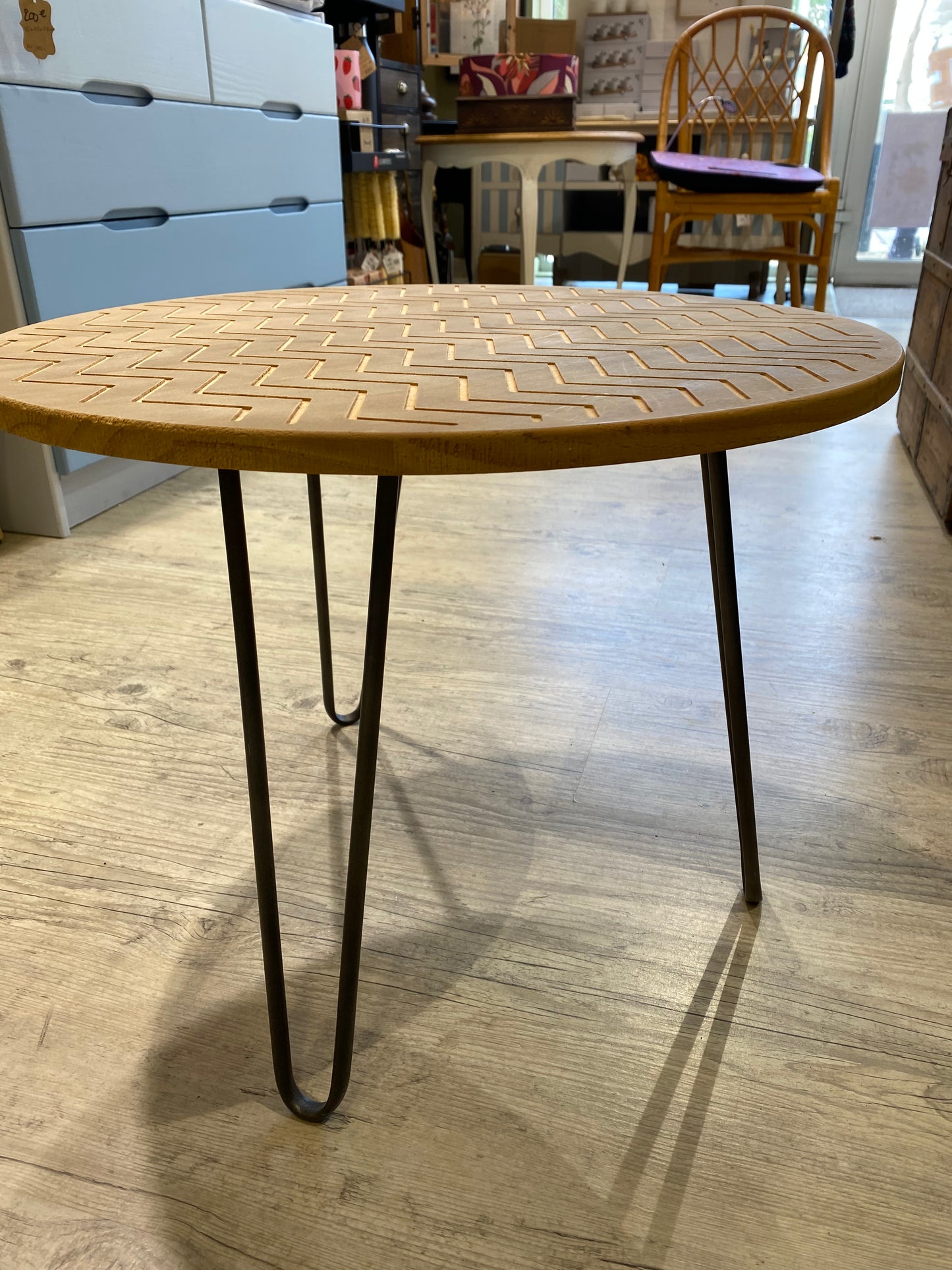 Set de 2 tables gigognes avec motifs en bois et métal