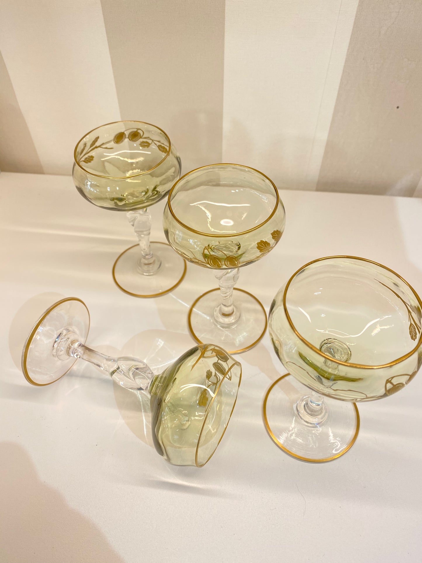 Série de 4 verres à liqueur anciens