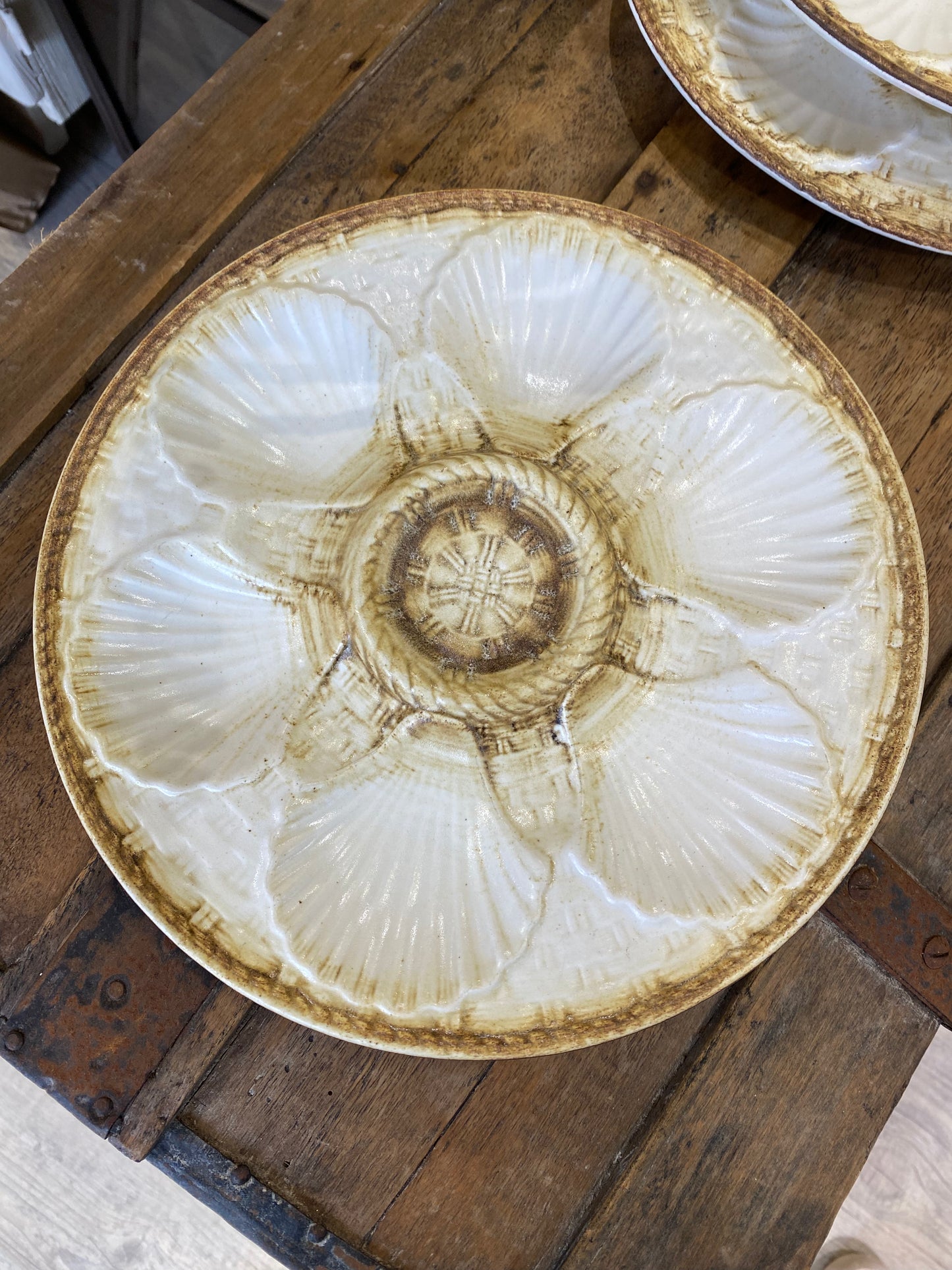 Lot de 3 assiettes à coquillage Barbotine