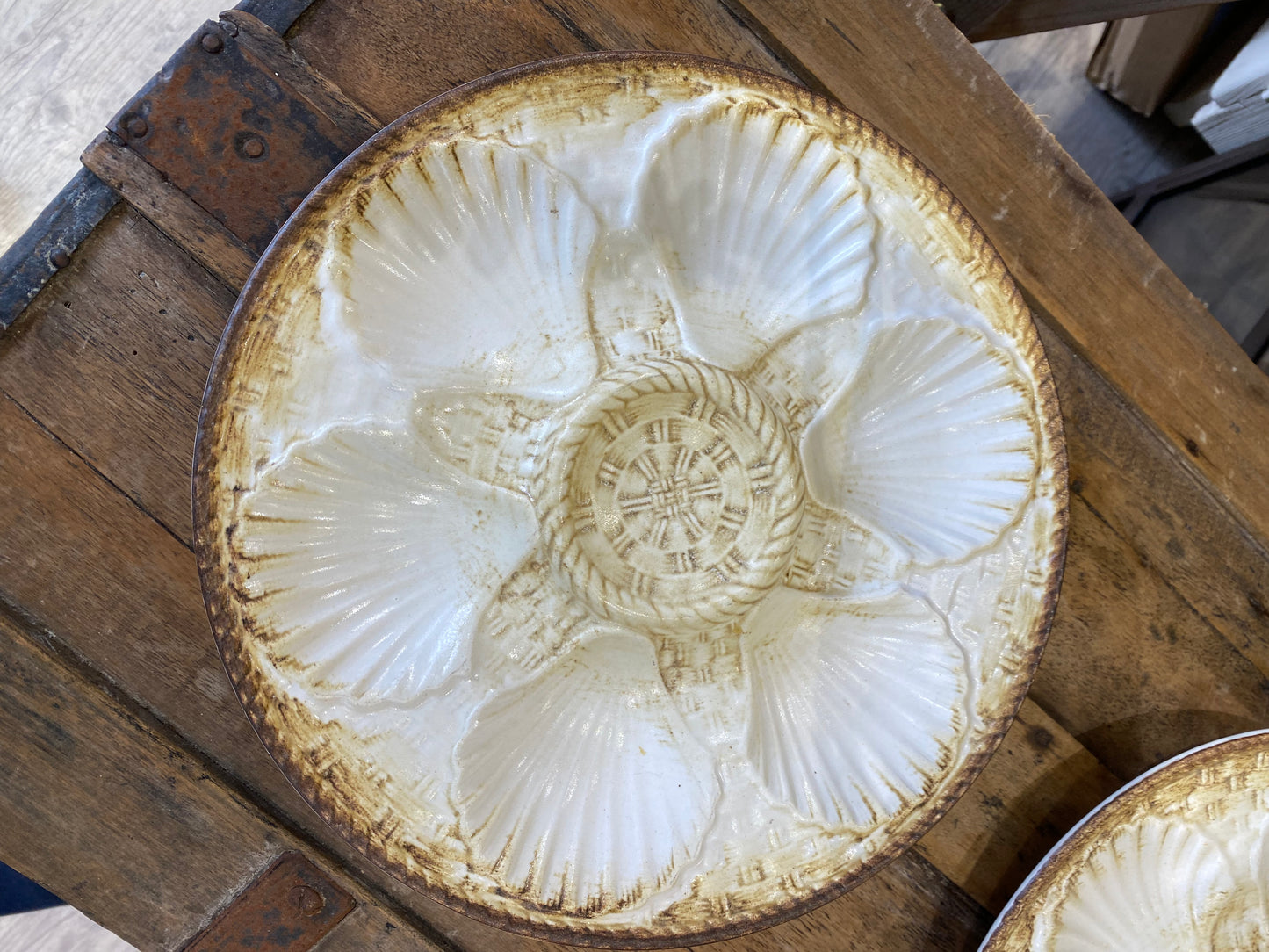 Lot de 3 assiettes à coquillage Barbotine