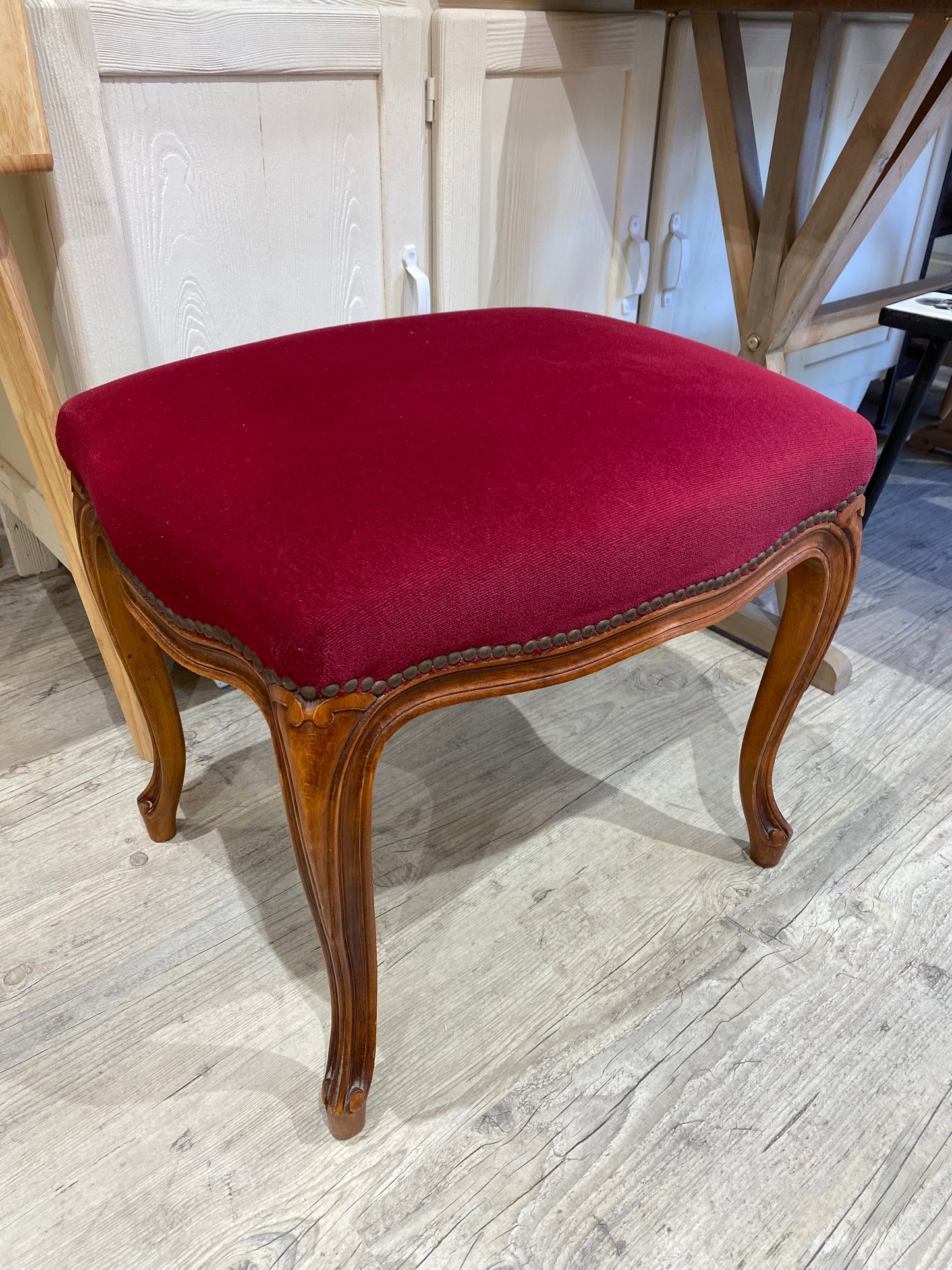 POUF STYLE LOUIS PHILIPPE ROUGE BORDEAUX