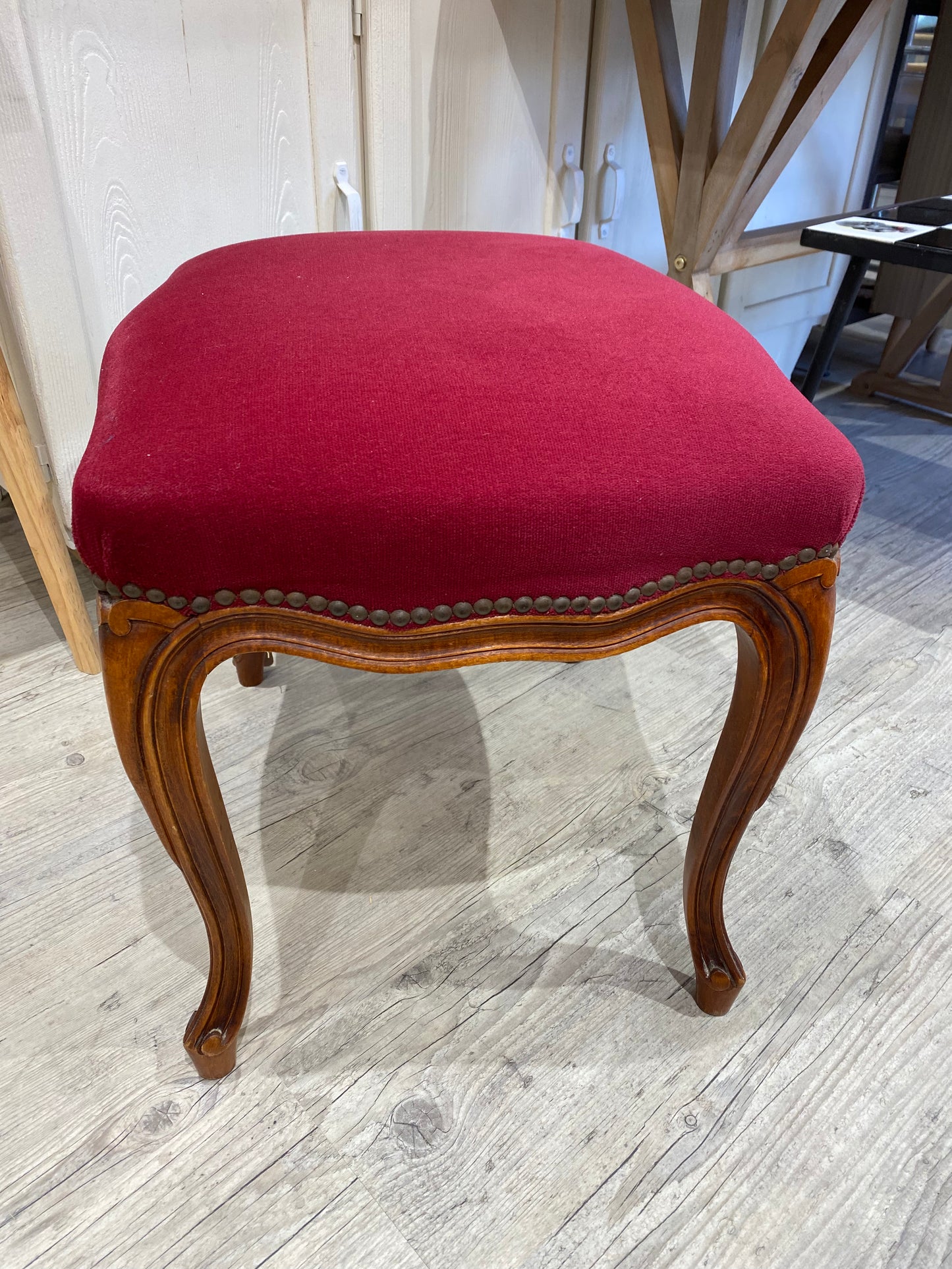 POUF STYLE LOUIS PHILIPPE ROUGE BORDEAUX