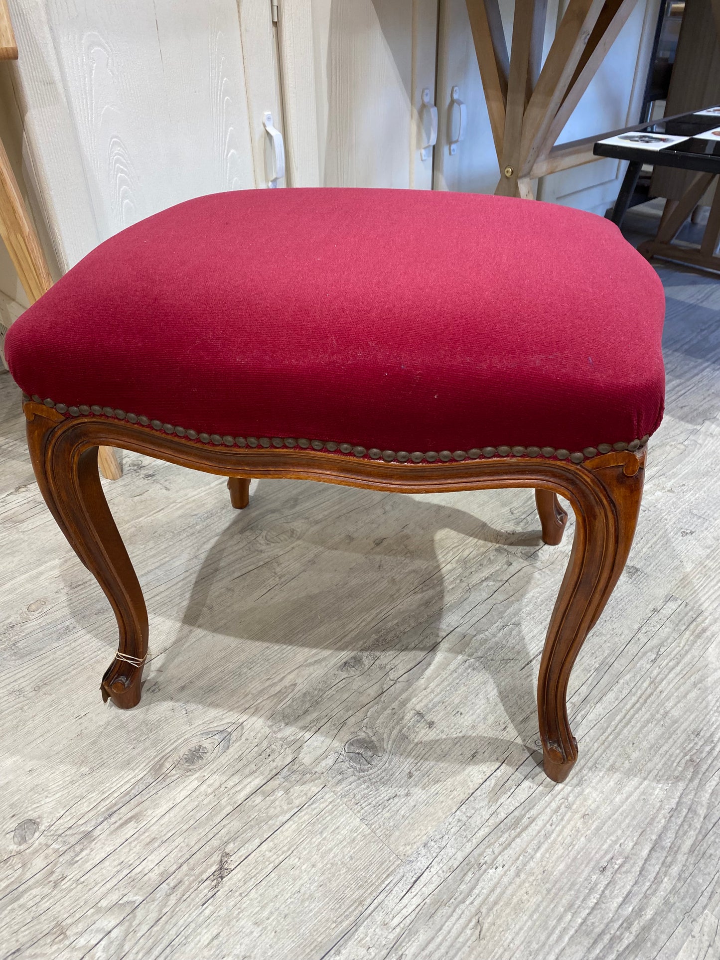 POUF STYLE LOUIS PHILIPPE ROUGE BORDEAUX