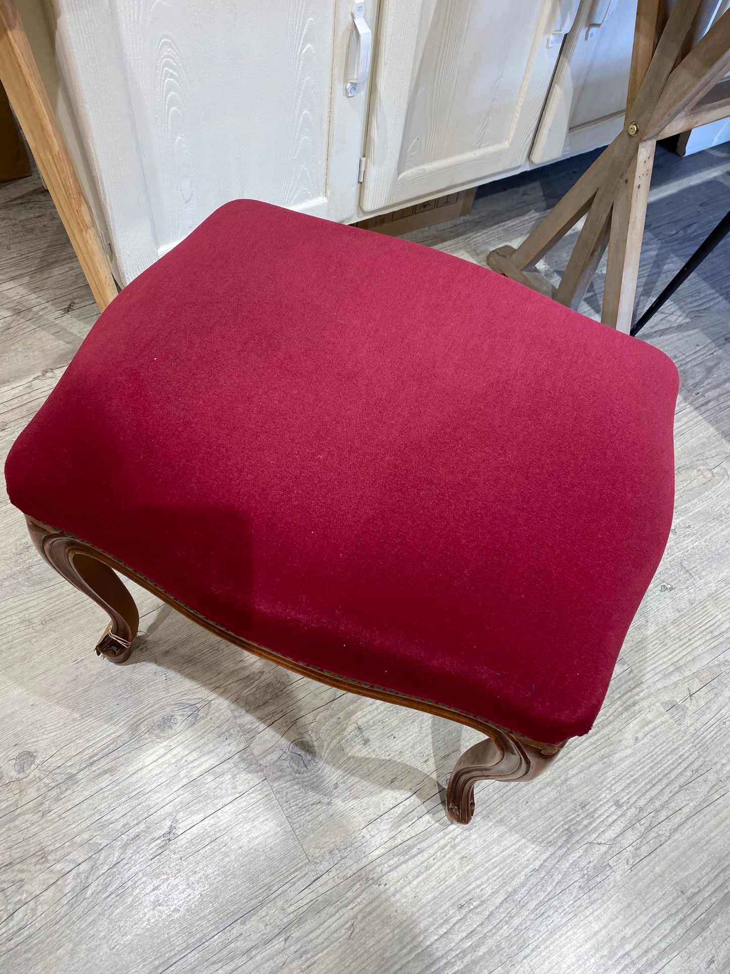 POUF STYLE LOUIS PHILIPPE ROUGE BORDEAUX