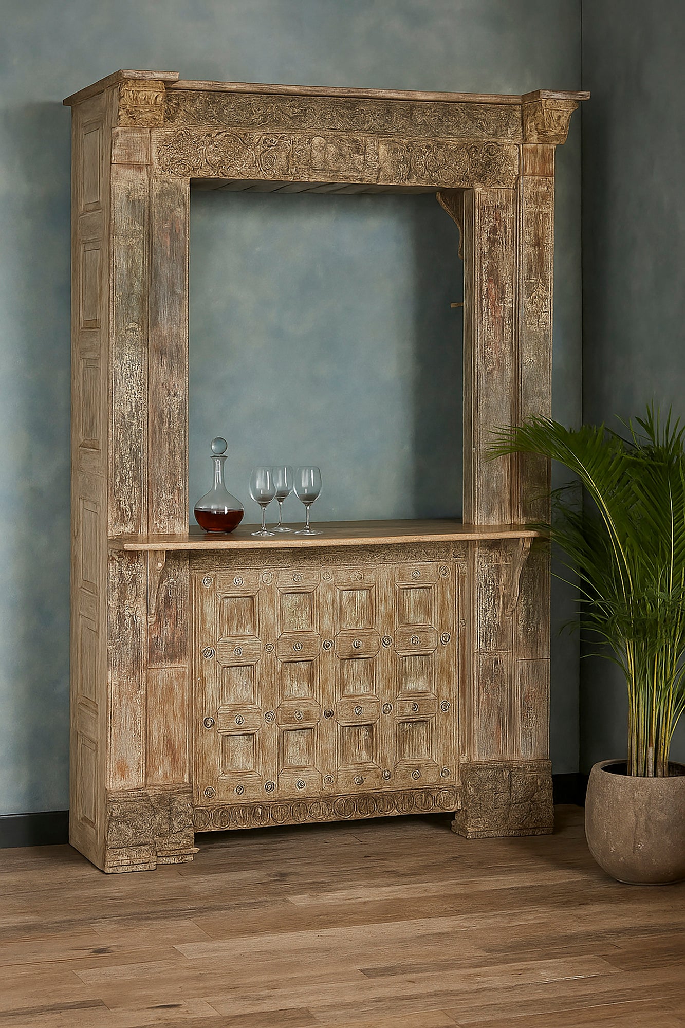 Meuble de bar en teck sculpté