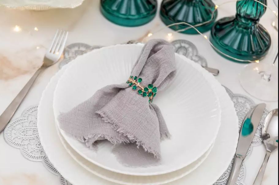 Lot de 4 ronds de serviettes dorés avec diamants verts