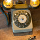 Lampe à poser upcyclée "Téléphone à cadran & écouteur arrière" kaki