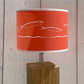 Lampe pied bois "Sardines" corail